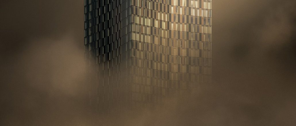 Hochhausfassade mit vielen kleinen Fensterquadraten, teilweise reflektierend in warmen Gold- und Bronzetönen, vom unteren Bildrand her aufsteigender dichter Nebel oder Dampf, der das Gebäude halb verdeckt; Stimmung düster-mystisch.