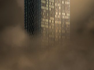 Hochhausfassade mit vielen kleinen Fensterquadraten, teilweise reflektierend in warmen Gold- und Bronzetönen, vom unteren Bildrand her aufsteigender dichter Nebel oder Dampf, der das Gebäude halb verdeckt; Stimmung düster-mystisch.